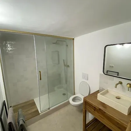 With Mediterranean Charm In The Heart Of The Provencal Market Антіб