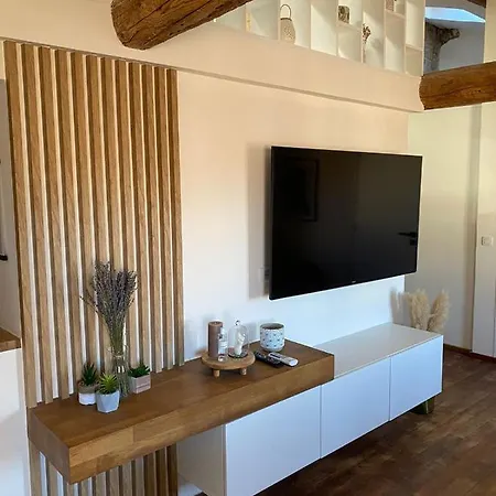 With Mediterranean Charm In The Heart Of The Provencal Market Антіб