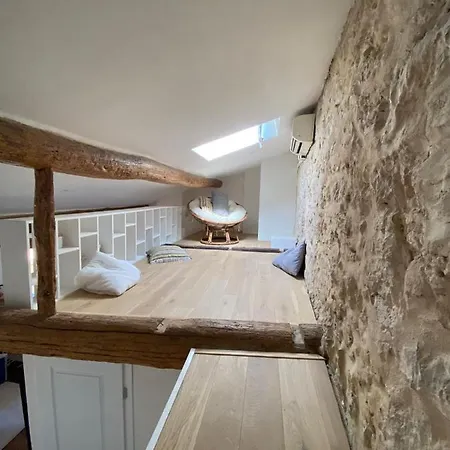 Апартаменти With Mediterranean Charm In The Heart Of The Provencal Market