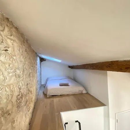 With Mediterranean Charm In The Heart Of The Provencal Market * Антіб