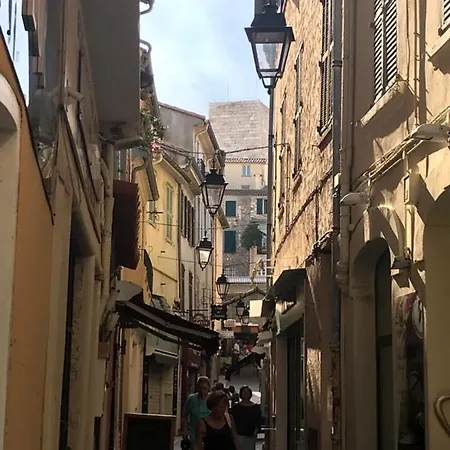 With Mediterranean Charm In The Heart Of The Provencal Market דירה *
