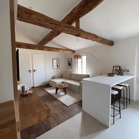 Daire With Mediterranean Charm In The Heart Of The Provencal Market *