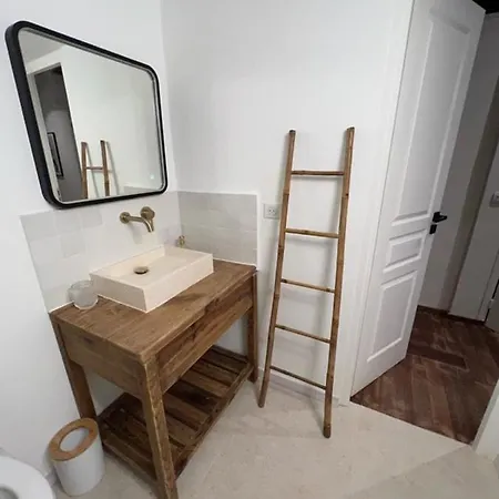 Daire With Mediterranean Charm In The Heart Of The Provencal Market Antibes