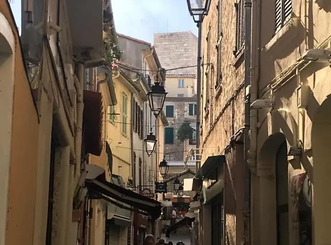 With Mediterranean Charm In The Heart Of The Provencal Market Apartment *