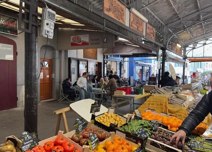 With Mediterranean Charm In The Heart Of The Provencal Market Αντίμπ
